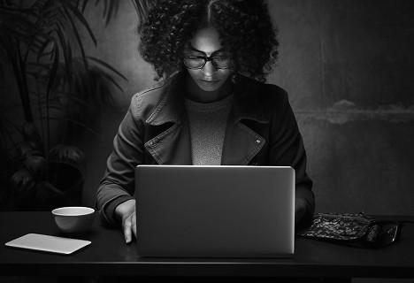 Pessoa trabalhando em um notebook