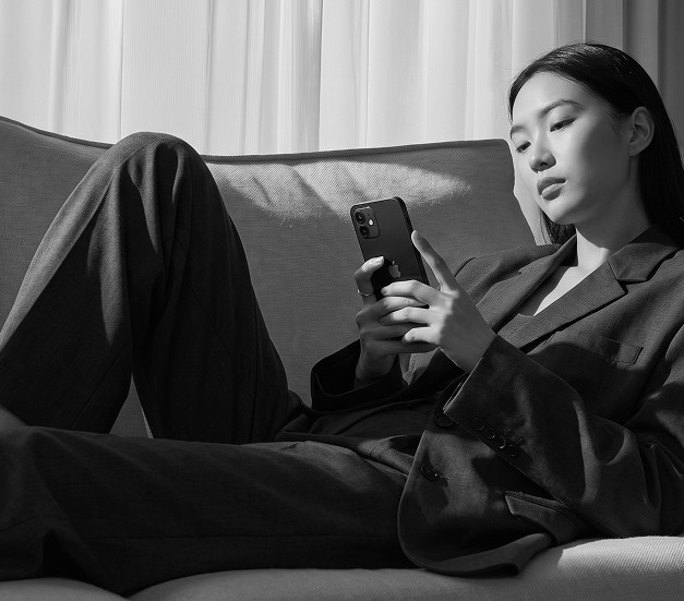 Mulher navegando no celular no sofá