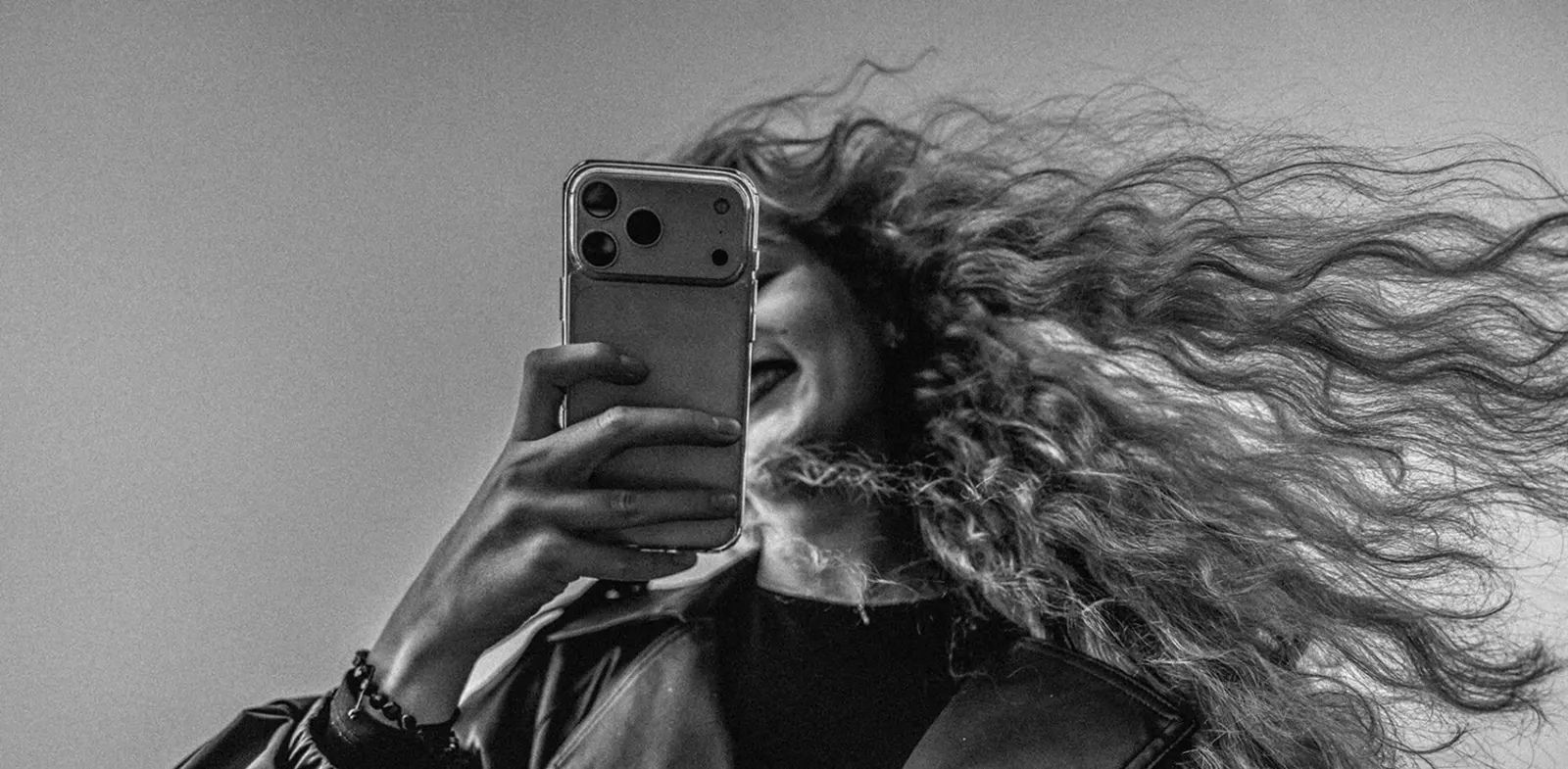 Mulher fotografando a si mesma com o celular