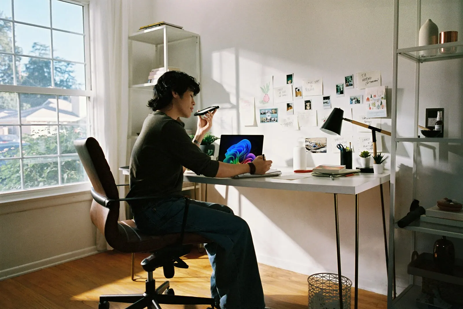 Pessoa trabalhando no computador em um escritório