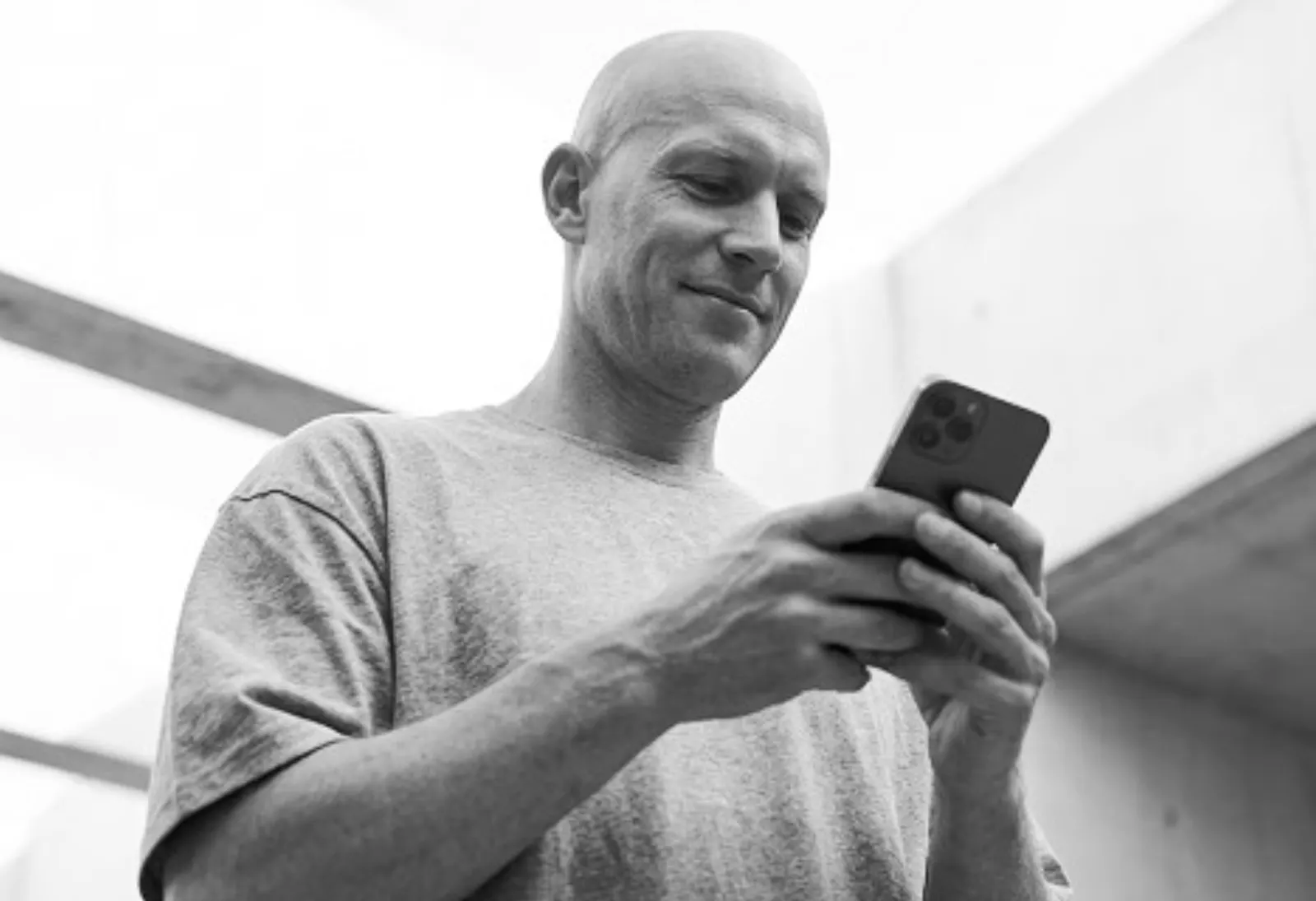 Homem olhando mensagens no celular