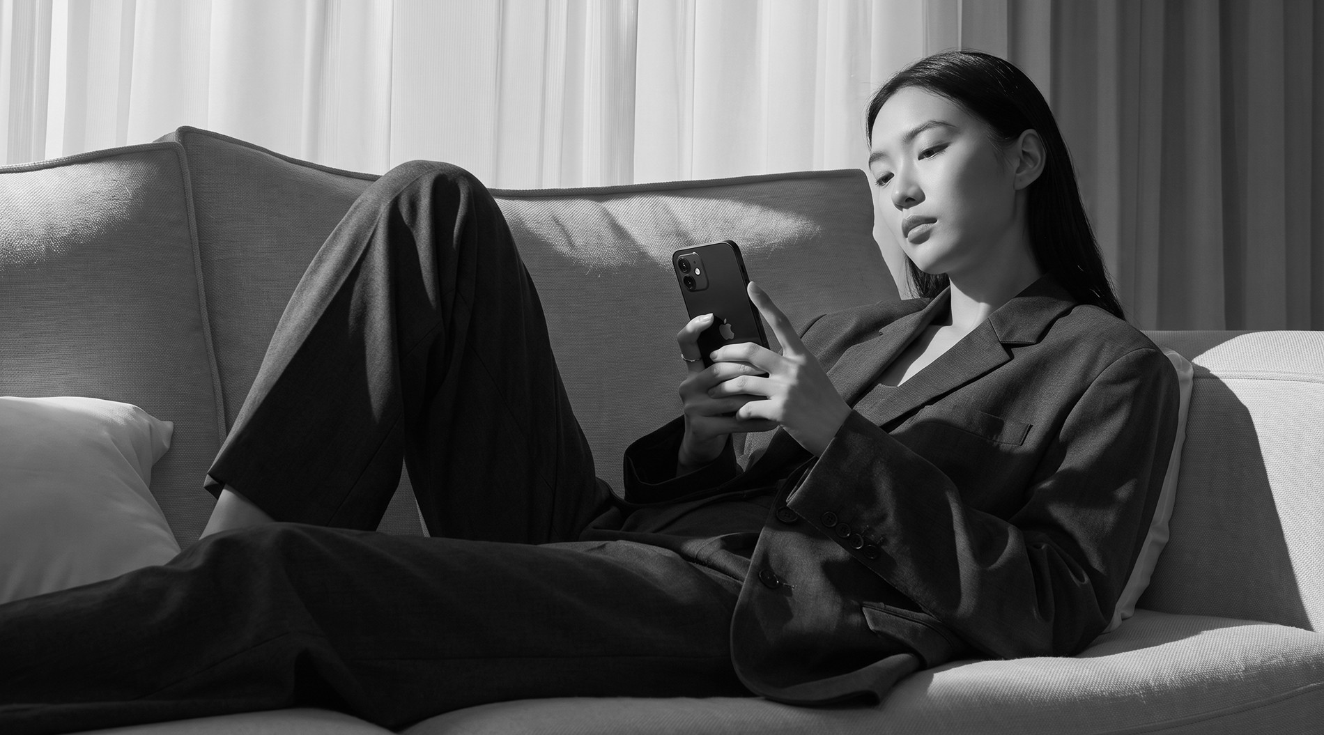Mulher sentada usando o celular
