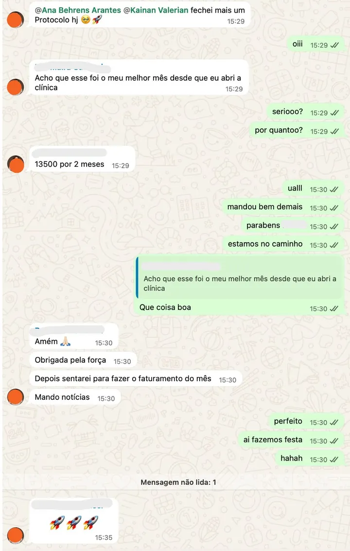 Print de conversa no WhatsApp em que uma cliente conta que fechou mais um protocolo e teve o melhor mês desde que abriu a clínica