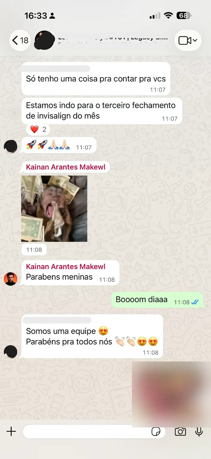 Print de grupo no WhatsApp em que a equipe de uma clínica comemora o terceiro fechamento de Invisalign do mês