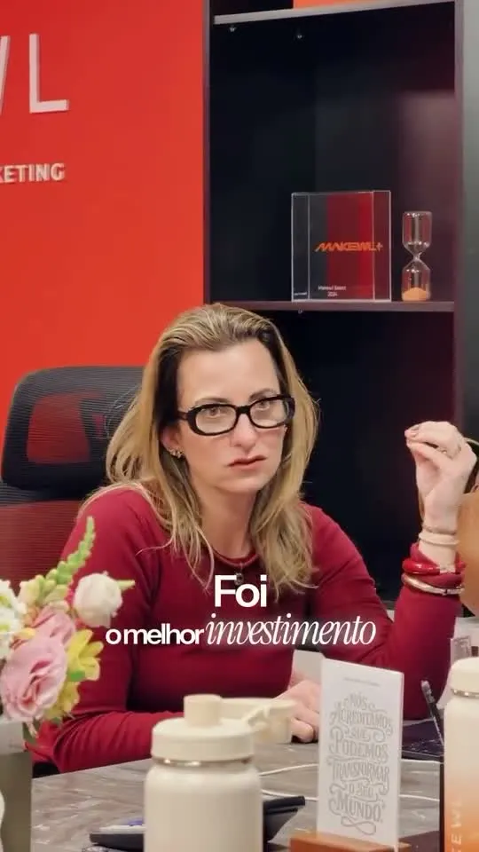 Cliente da Makewl gravando depoimento no escritório da Makewl