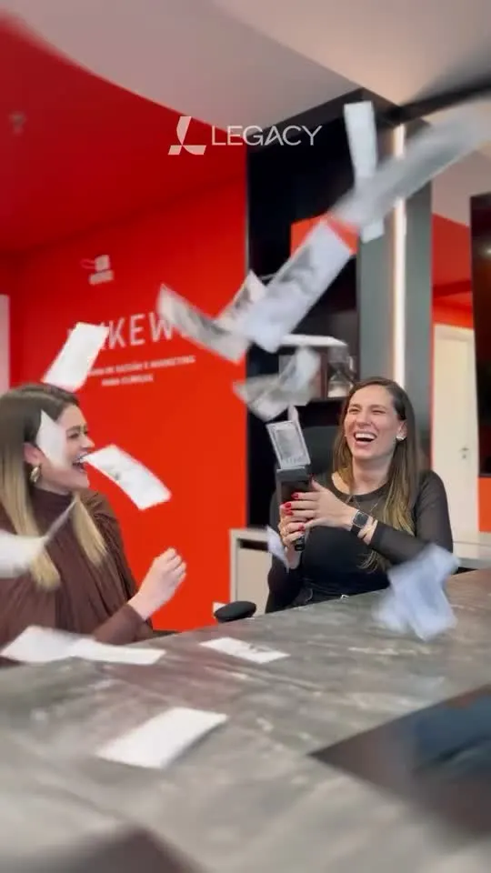 Clientes da Makewl comemorando no escritório durante a Imersão Legacy
