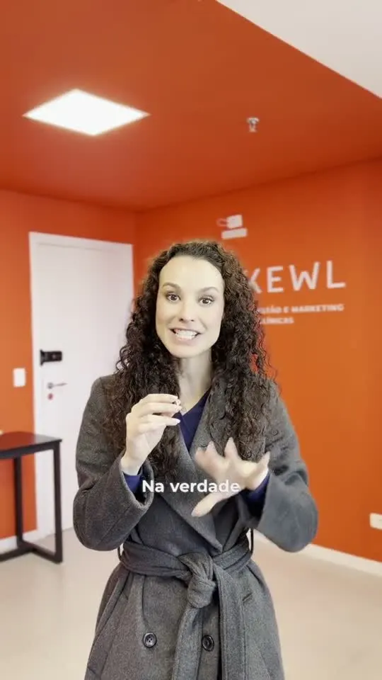 Cliente da Makewl gravando depoimento no escritório da Makewl