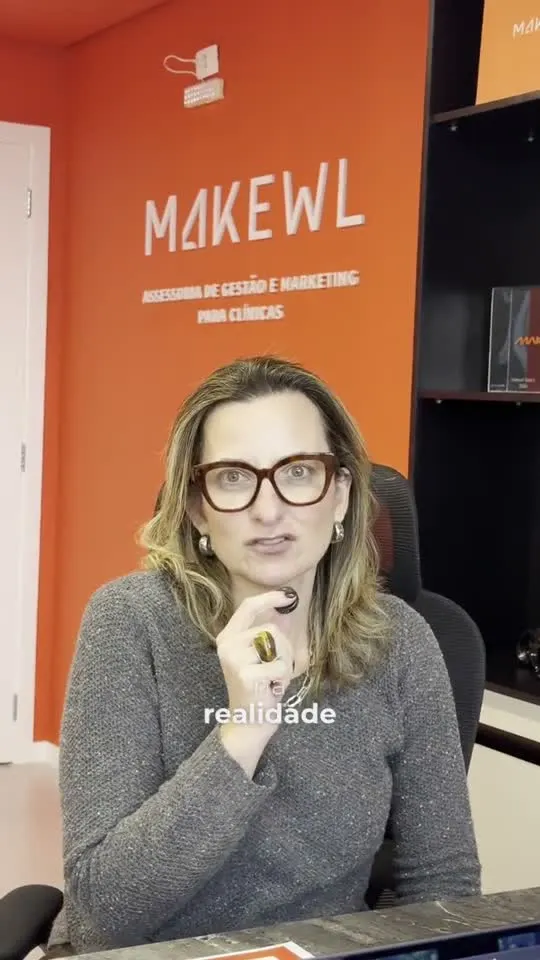 Cliente da Makewl gravando depoimento no escritório da Makewl